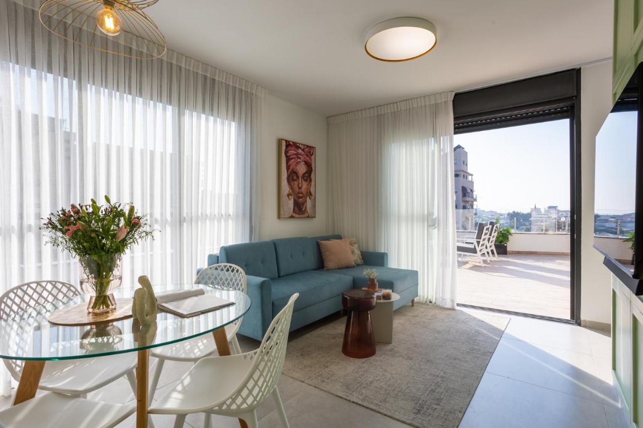 Yalarent Flora- Designed 1br Penthouse In Florentin Apartment *